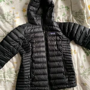 Women’s down jacket w/ hood.